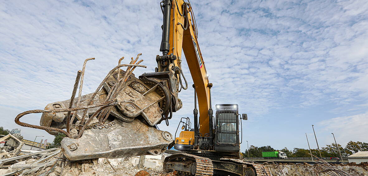 Zoom: SANY Bagger Raupenbagger Sany SY265C auf Baustelle