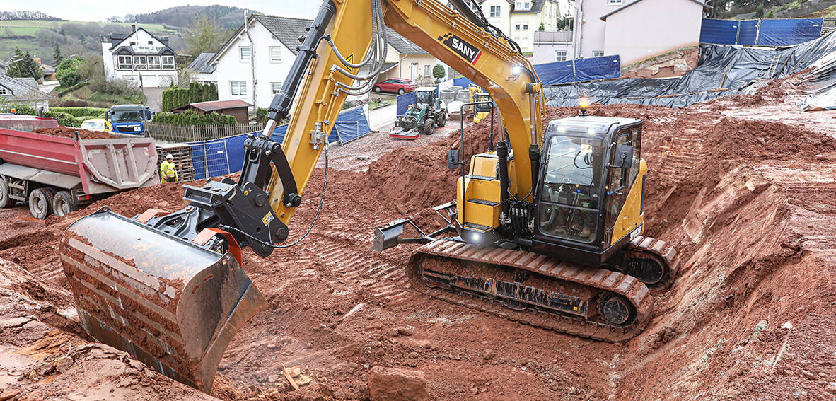Zoom: SANY Bagger Kompaktbagger Sany SY155U auf Baustelle