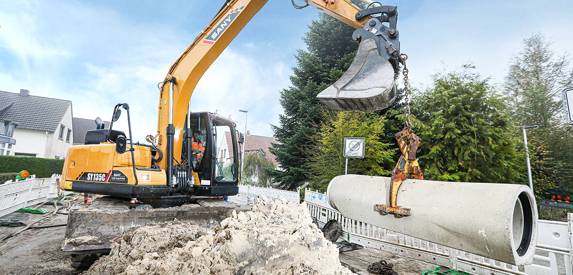 Zoom: SANY Bagger Kompaktbagger Sany SY135C auf Baustelle